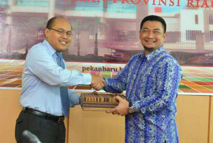 Pj Bupati Kampar Serahkan Laporan Keuangan 2016