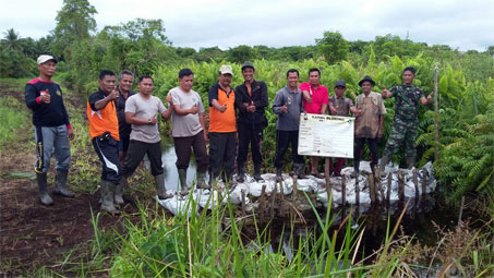 Cegah Karhutla, Babinsa Koramil 07/Reteh Tinjau Bloking Kanal