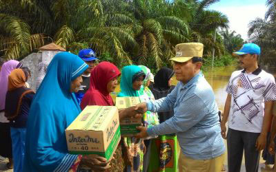 Plt Bupati Sukiman Serahkan Bantuan Untuk Korban Banjir Bonaidarussalam