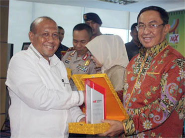 Bupati Wardan Terima Award Penyelamat Kebun Kelapa dari Pekanbaru MX