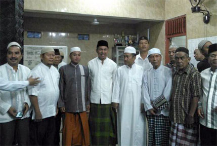 Dekatkan Diri Dengan Masyarakat, Kapolda Riau Sholat Subuh Bersama Warga