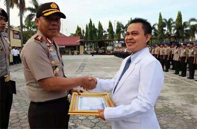 Kapolda Berikan Reward Kepada Satu Personil Polri dan Dua Dokter Biddokkes Polda Riau