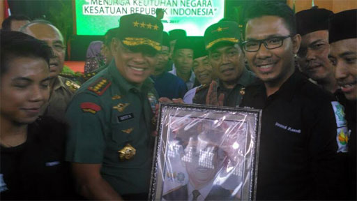 Mahasiswa UIN Suska, Ervan Saharudin Serahkan Langsung Desain Gambar "Sang Panglima"