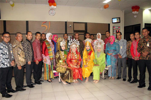 Peringati Hari Kartini, BRK Gelar Lomba Foto Busana Daerah