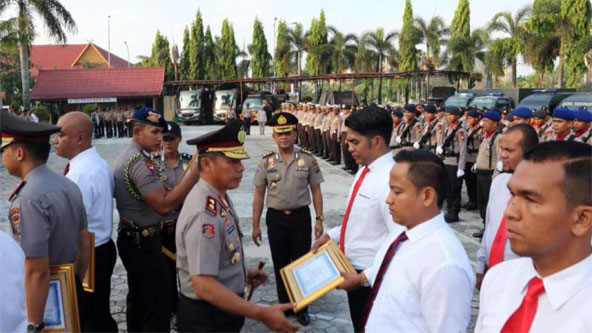 Ungkap Kasus Narkoba, Kapolda Riau Beri Penghargaan Kepada 14 Personil Berprestasi