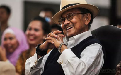 Bj Habibie, Ahli Mesin Yang Mampu Menulis Buku Cinta