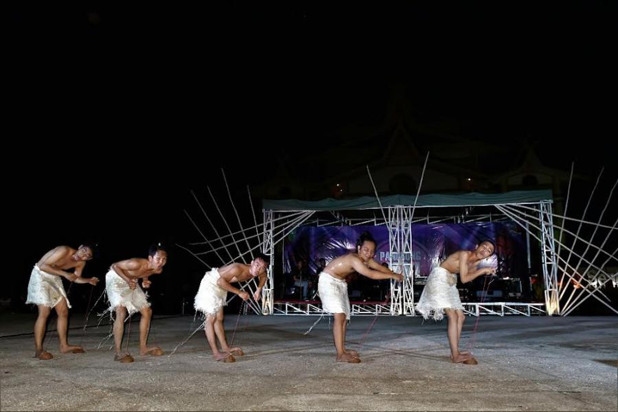 Tampilkan Permainan Tradisional Riau, UKM Batra Universitas Riau Pukau Penonton