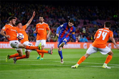 Barcelona Pesta Gol, Osasuna Terdegradasi