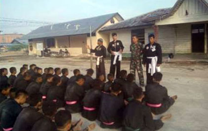 Cegah Kenakalan Remaja, Babinsa Koramil Tempuling Aktifkan Pencak Silat