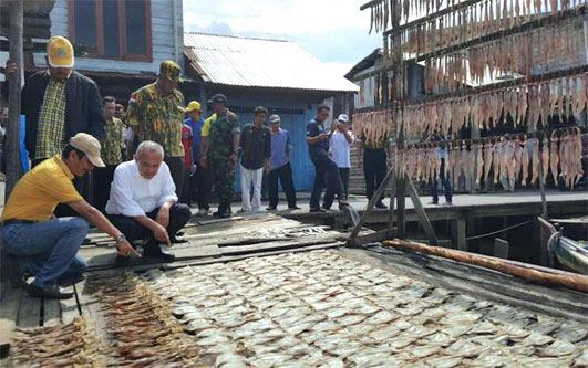 Tinjau Pasar Ikan di Inhil, Gubri Pastikan Potensi Perikanan Riau