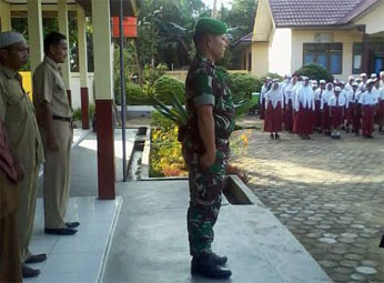 Babinsa Ramil 03/Bunut Jadi Irup di SDN 005 Terbangiang Bandar Petalangan