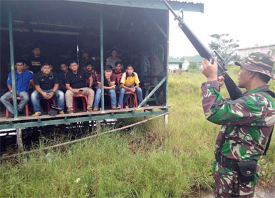 Kodim 0314/Inhil Ajak Insan Pers Latihan Menembak