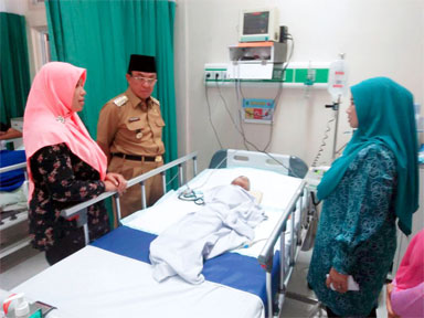 Didampingi Istri, Bupati Wardan Besuk Penderita Infeksi Otak di RSUD Puri Husada