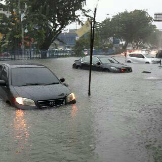 Diguyur Hujan, Sejumlah Ruas Jalan Di Kota Pekanbaru Tenggelam Banjir