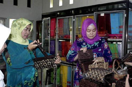 Ketua Dekranasda Riau Apresiasi Hasil Kerajinan Dekranasda Inhil