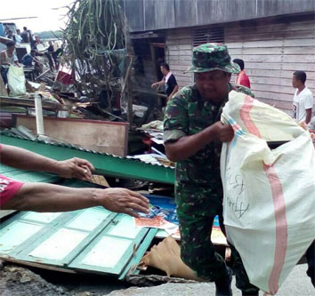Tanah Longsor, Lihat Apa yang Dilakukan Babinsa Ini di Tengah-tengah Reruntuhan