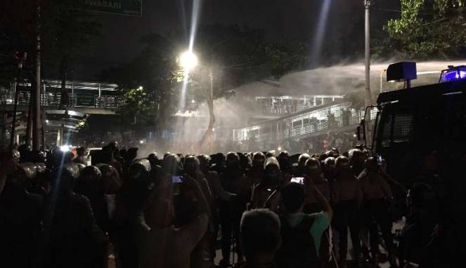 Polisi Bubarkan Aksi Massa Pro-Ahok dengan Water Canon