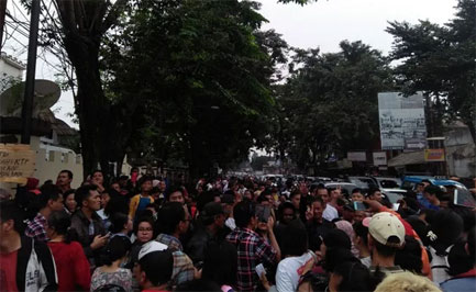 Langgar UU, Polisi Bubarkan Paksa Massa Pro Ahok di Mako Brimob
