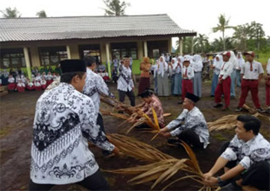Sekolah Satu Atap Teluk Lanus Taja Lomba Tarik Upih