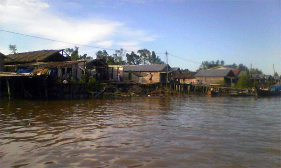 Inhil Longsor Lagi, Rumah Jais Terbawa Arus Sungai Batang Hari