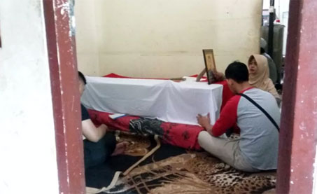 Sambil Menangis, Ibunda Bripda Gilang Korban Bom Kampung Melayu Minta Anaknya Dimaafkan