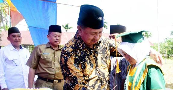 Wakil Bupati H Rosman Malomo Hadiri Wisuda Siswa Madrasah Al-huda Al-Ilahiyah Mugomulyo