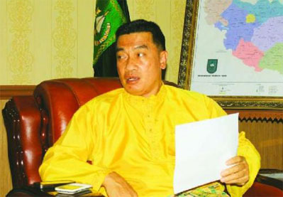 Wagubri Serahkan SK Pengaktifan Suparman
