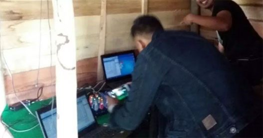 Nah! Komplotan "Mama Minta Pulsa" Ternyata Benar-Benar Segerombolan Ibu-Ibu