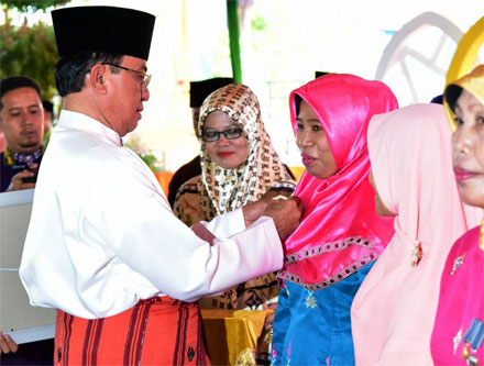 Milad Inhil Ke 52, Bupati Wardan Serahkan Lencana Sri Gemilang Award 2017
