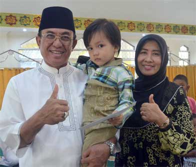 Bupati Wardan Serahkan Santunan Kepada 63 Anak Yatim Piatu