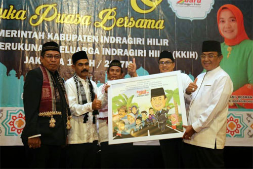 Buka Puasa Bersama KKIH Jakarta, Bupati Wardan Terima Lukisan Karikatur
