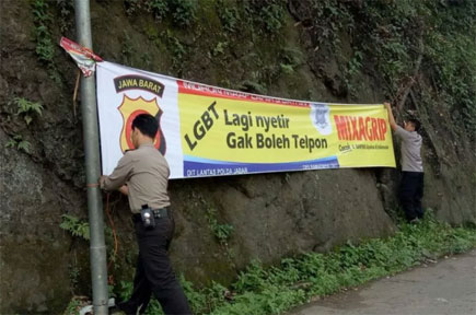 Wah, Spanduk Kontroversial LGBT Bertebaran di Jalur Mudik Sumedang
