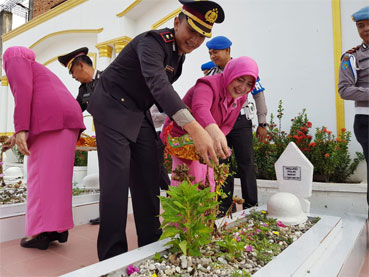 HUT Bhayangkara Ke 71, Polres Rohil Tabur Bunga dan Potong Tumpeng