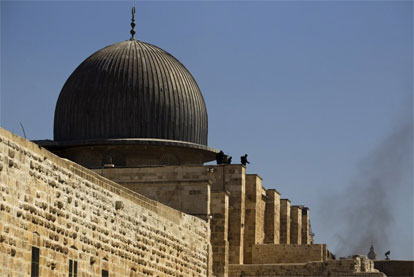 Polisi Israel Tembak Imam Masjid Al-Aqsha Usai Shalat