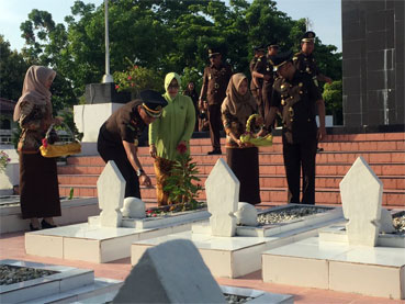 Kejari Rohil Tabur Bunga, Kenang Jasa Pahlawan