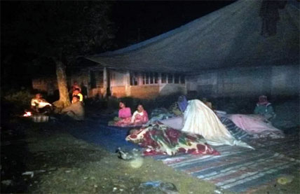 Khawatir Gempa Susulan, Warga Padang Sidempuan Tidur di Halaman Rumah