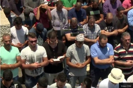 Warga Kristen Ini Ikut Shalat Jumat untuk Bela Al-Aqsha