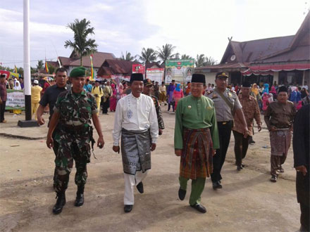 Bupati Wardan Lepas Pawai Taaruf MTQ dan Bazar Kecamatan Enok
