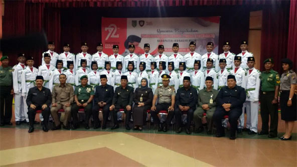 Dirgahayu RI Ke-72, Bupati Wardan Kukuhkan 33 Calon Paskibra Inhil