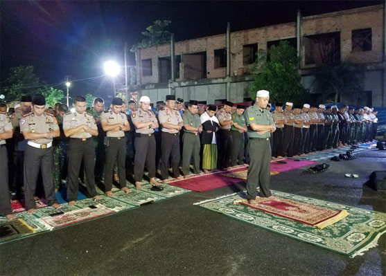 Korem 031/Wirabima Bersama Polda Riau Gelar Sholat Subuh Berjamaah