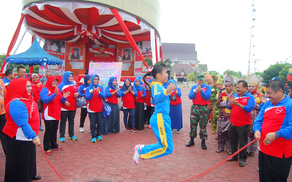 Bupati dan Isteri Main Karet Yeye Bersama Anak-Anak