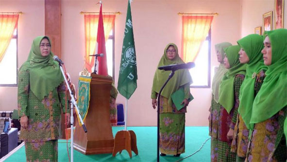 Hj Zulaikha Wardan Lantik Ketua Ranting Muslimat NU se- Kecamatan Tembilahan Hulu
