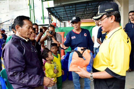 Bupati Serahkan Bantuan Korban Kebakaran di Jalan H Said Tembilahan