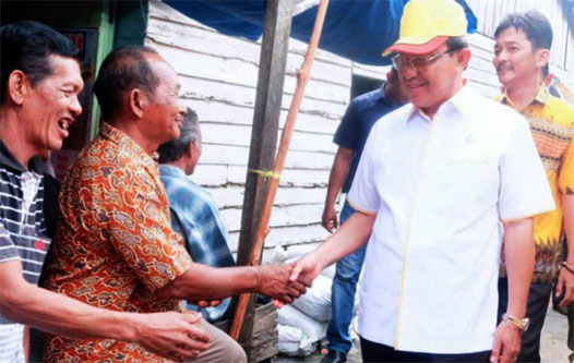 Kunker ke Tanah Merah, Bupati Wardan Jenguk Penderita Katarak yang Sembuh Total
