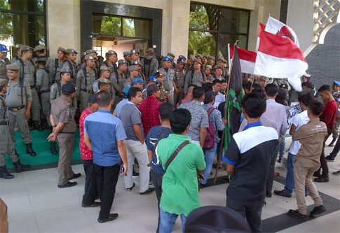 100 Hari Menjabat, Azis-Catur Di Demo Mahasiswa