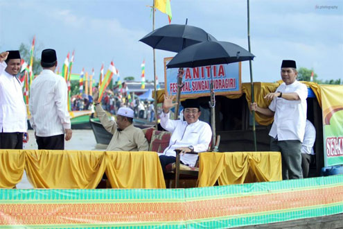 Bupati Wardan Buka Festival Sungai Indragiri