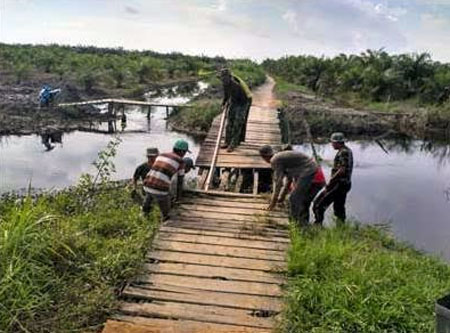Hari ke 12 TMMD Rohil, Prajurit Perbaiki Jembatan Penghubung yang Rusak