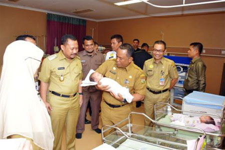 Wabup dan Sekda Kampar Besuk Bayi Terlantar
