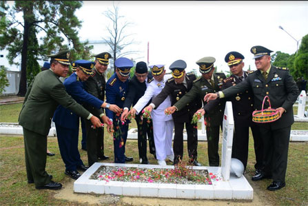 Peringati HUT Ke-72 TNI, Jajaran TNI Ziarah Ke TMP Kusuma Dharma Pekanbaru