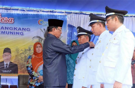 Dalam Sehari Bupati Inhil Lantik 5 Kepala Desa di Kecamatan Kemuning